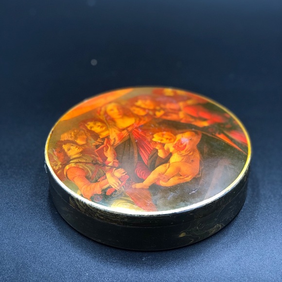 Art Circle Box with Lid - Picture 2 of 6